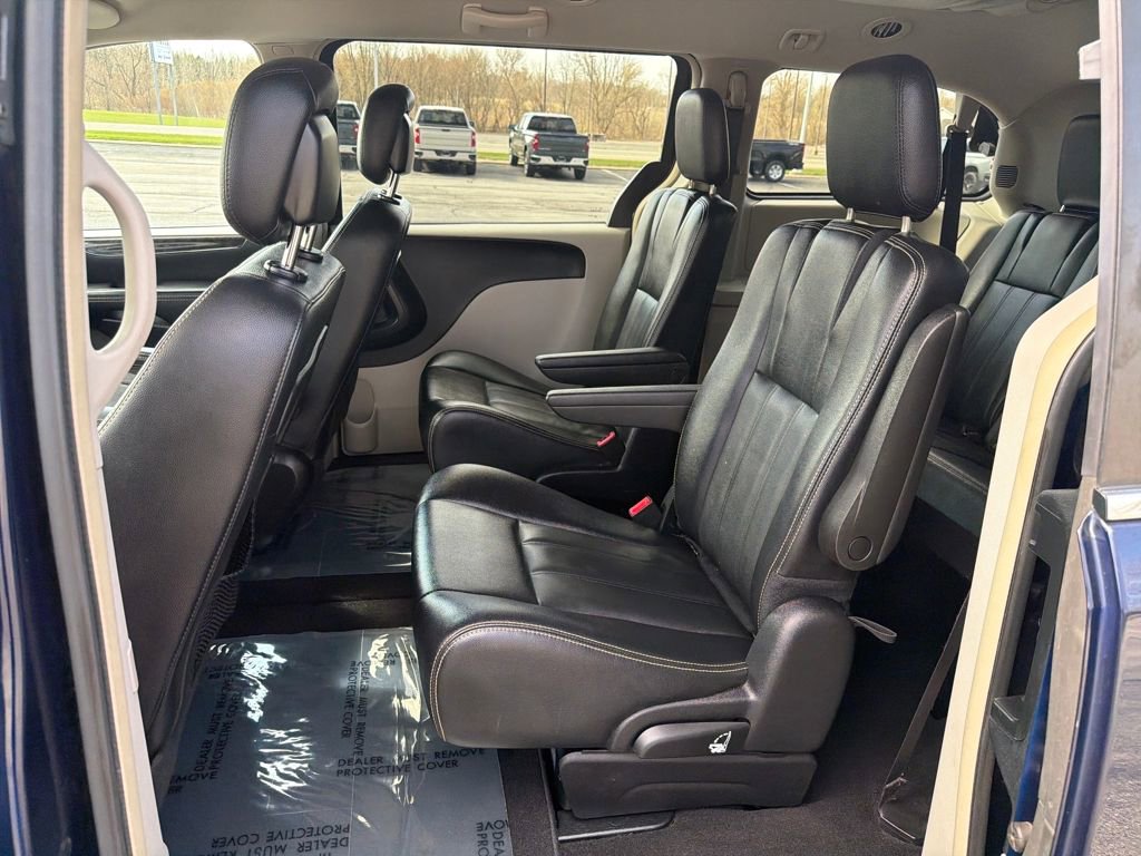 Used 2016 Chrysler Town & Country Touring image 22