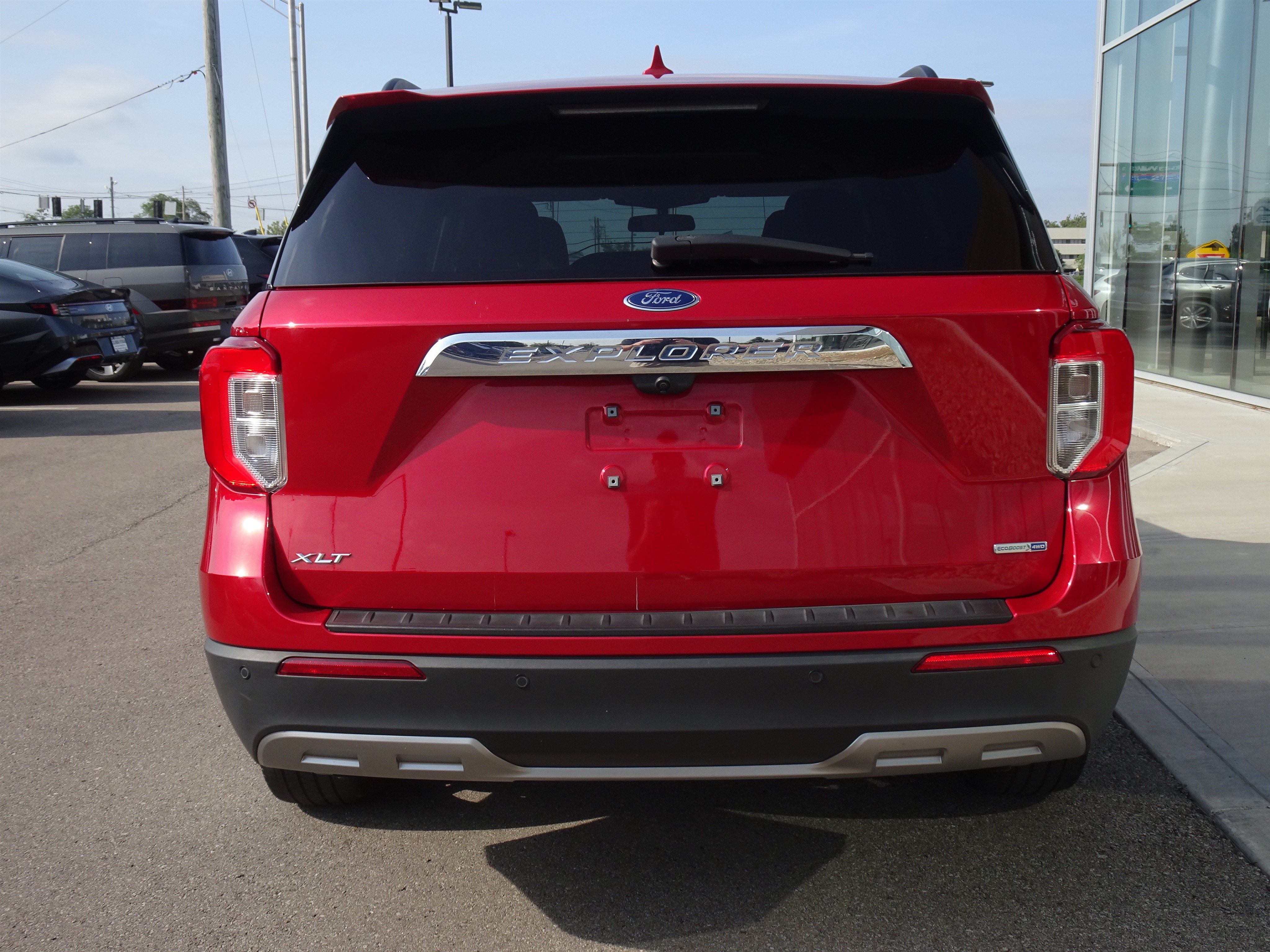 Used 2020 Ford Explorer XLT w/ Equipment Group 202A AWD/4WD image 4