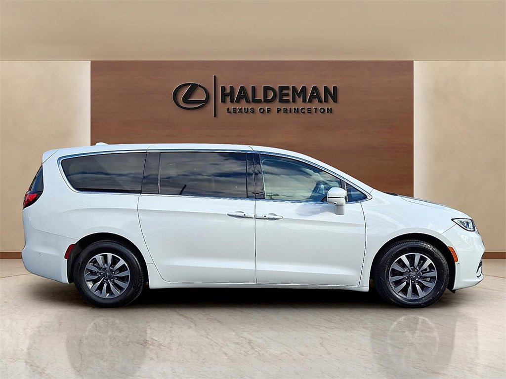 Used 2022 Chrysler Pacifica Touring-L w/ Uconnect Theater Family Group image 6