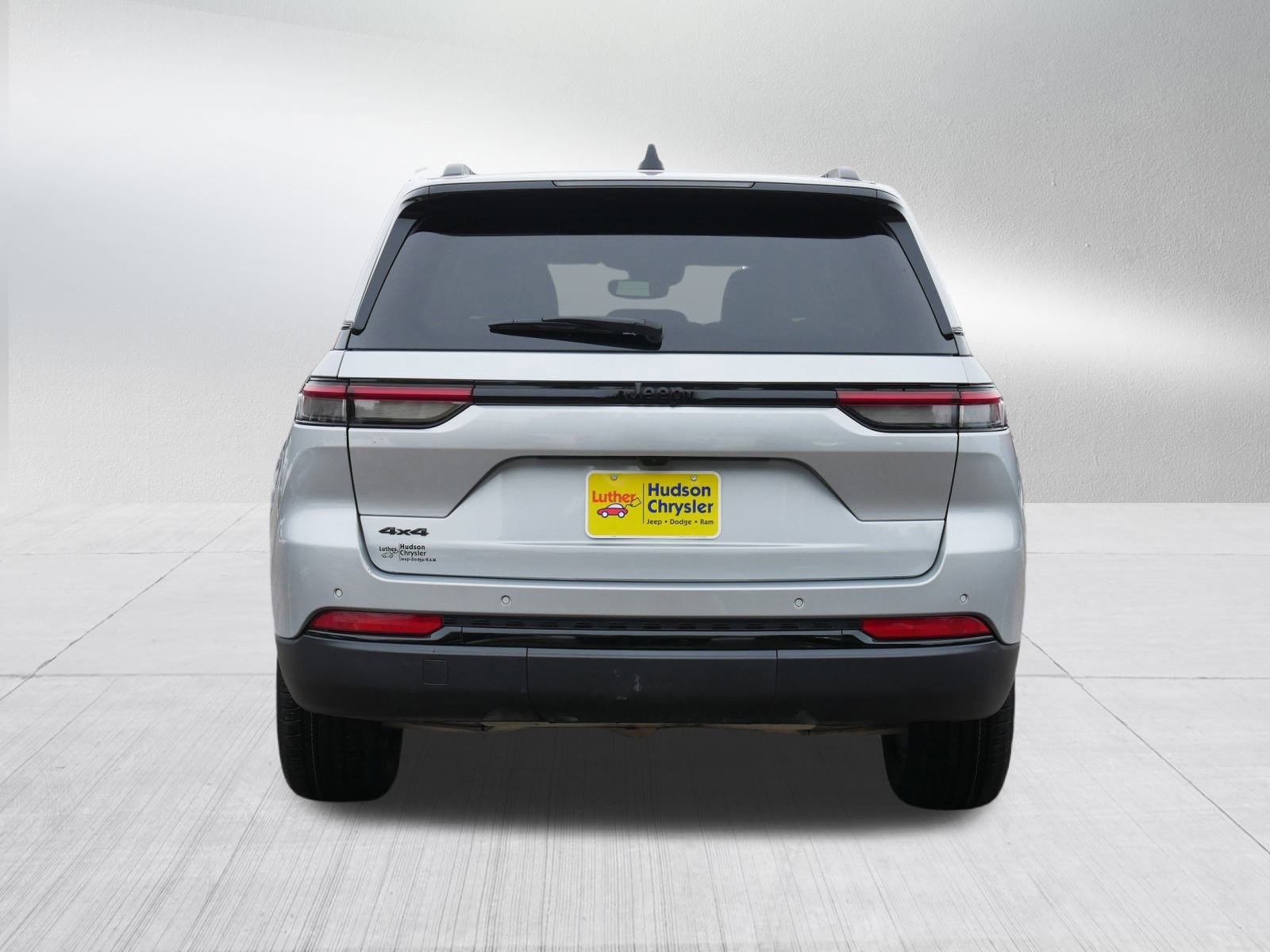 Used 2024 Jeep Grand Cherokee Altitude image 6