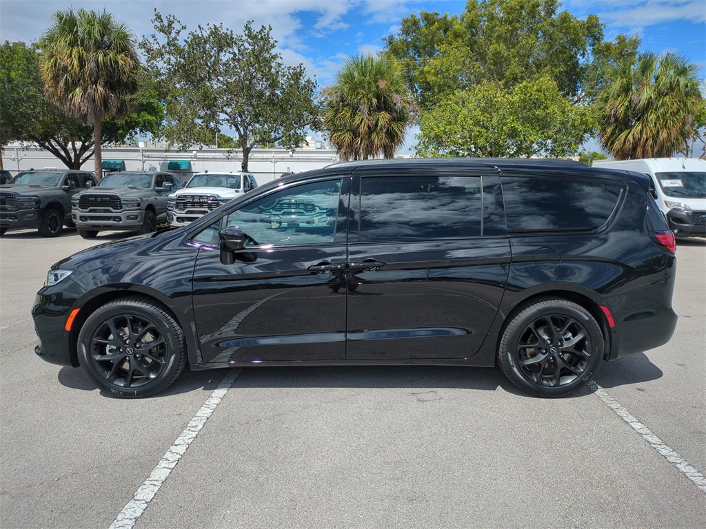 New 2026 Chrysler Pacifica Select w/ S Appearance Package image 8