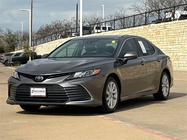 Used 2022 Toyota Camry LE image 5