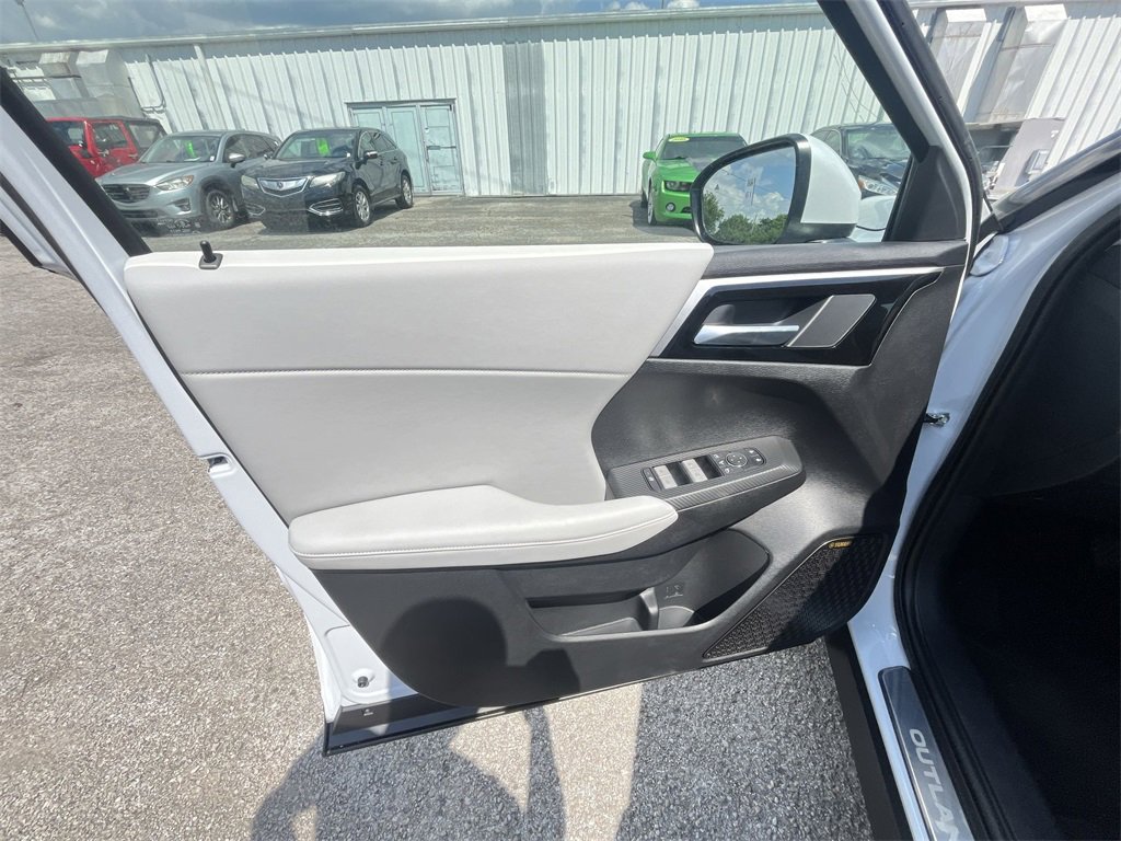 New 2025 Mitsubishi Outlander SE image 13