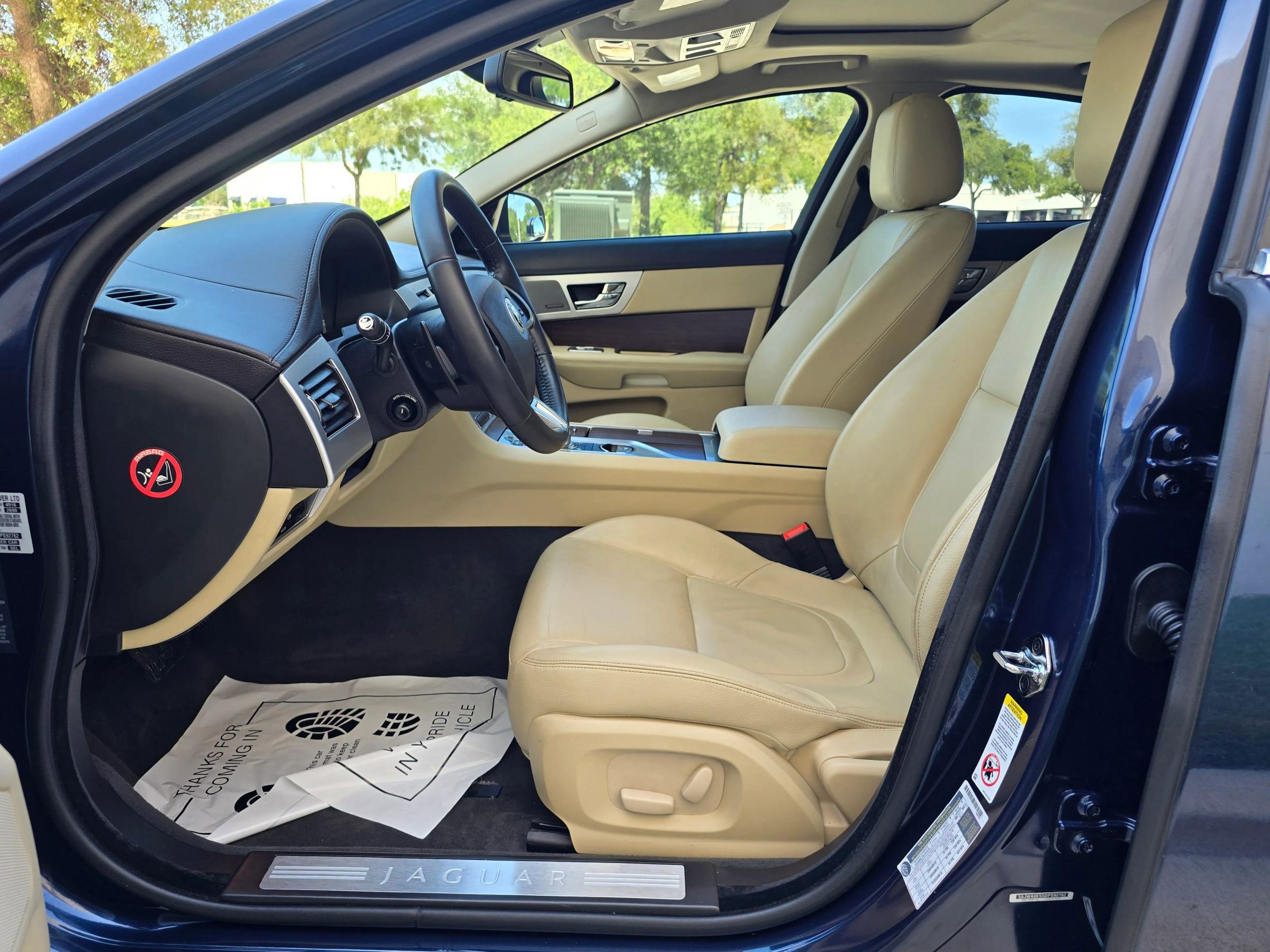 Used 2013 Jaguar XF RWD image 29
