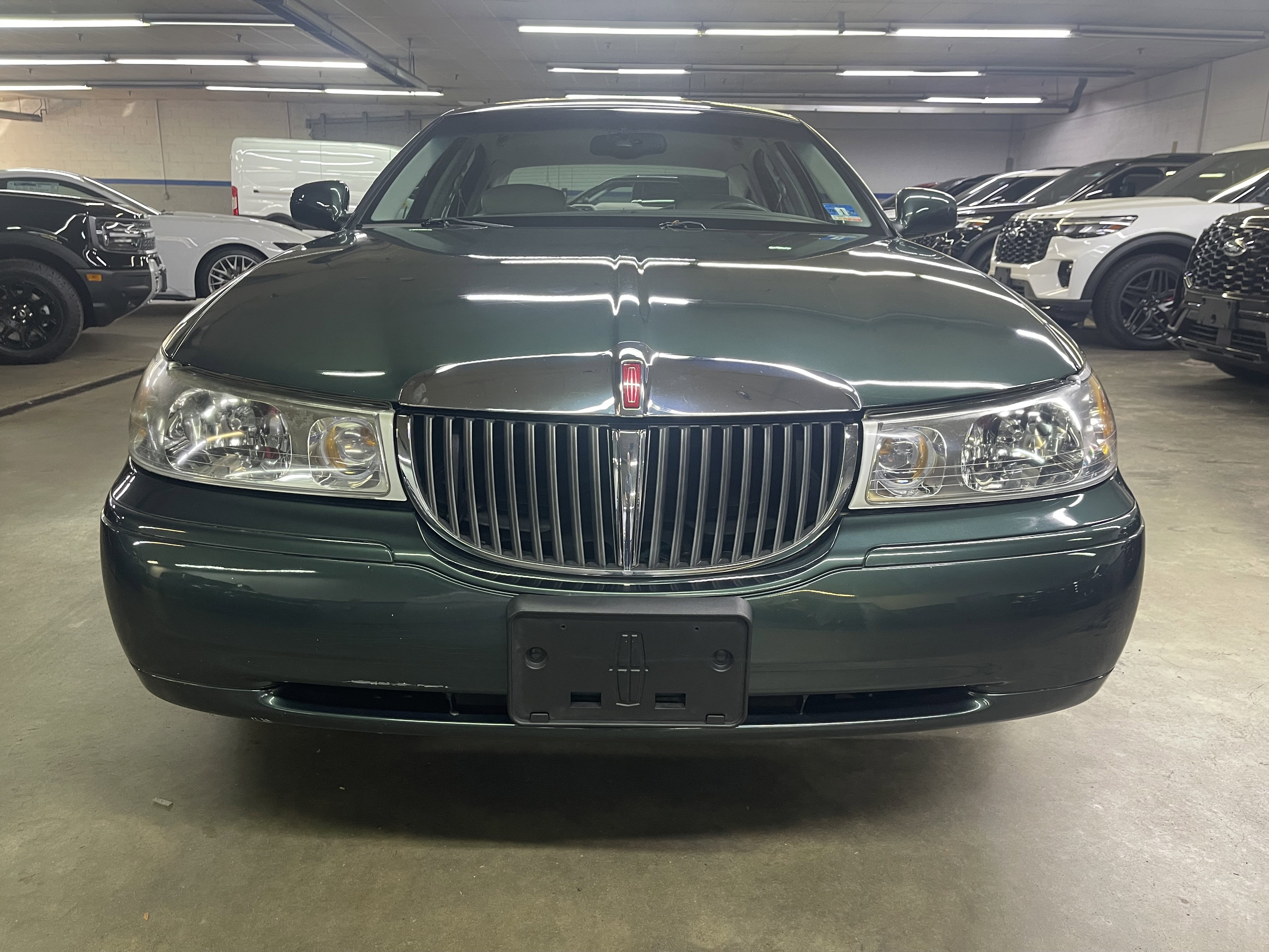 Used 1999 Lincoln Town Car Signature image 2