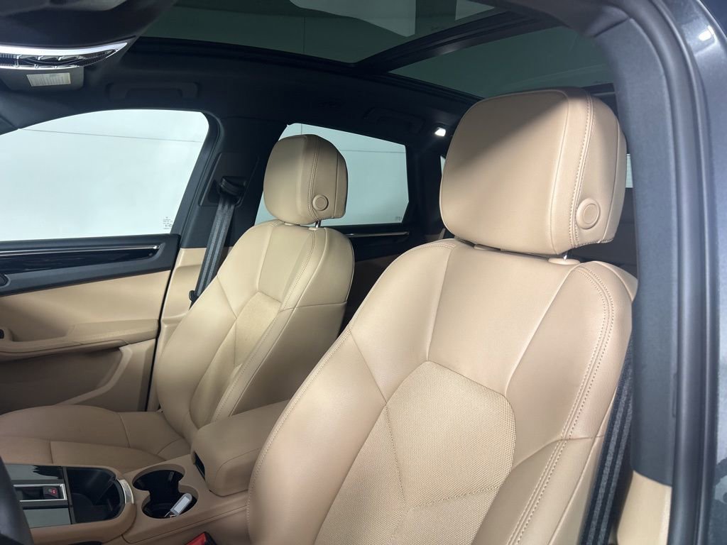 Certified 2025 Porsche Macan image 5