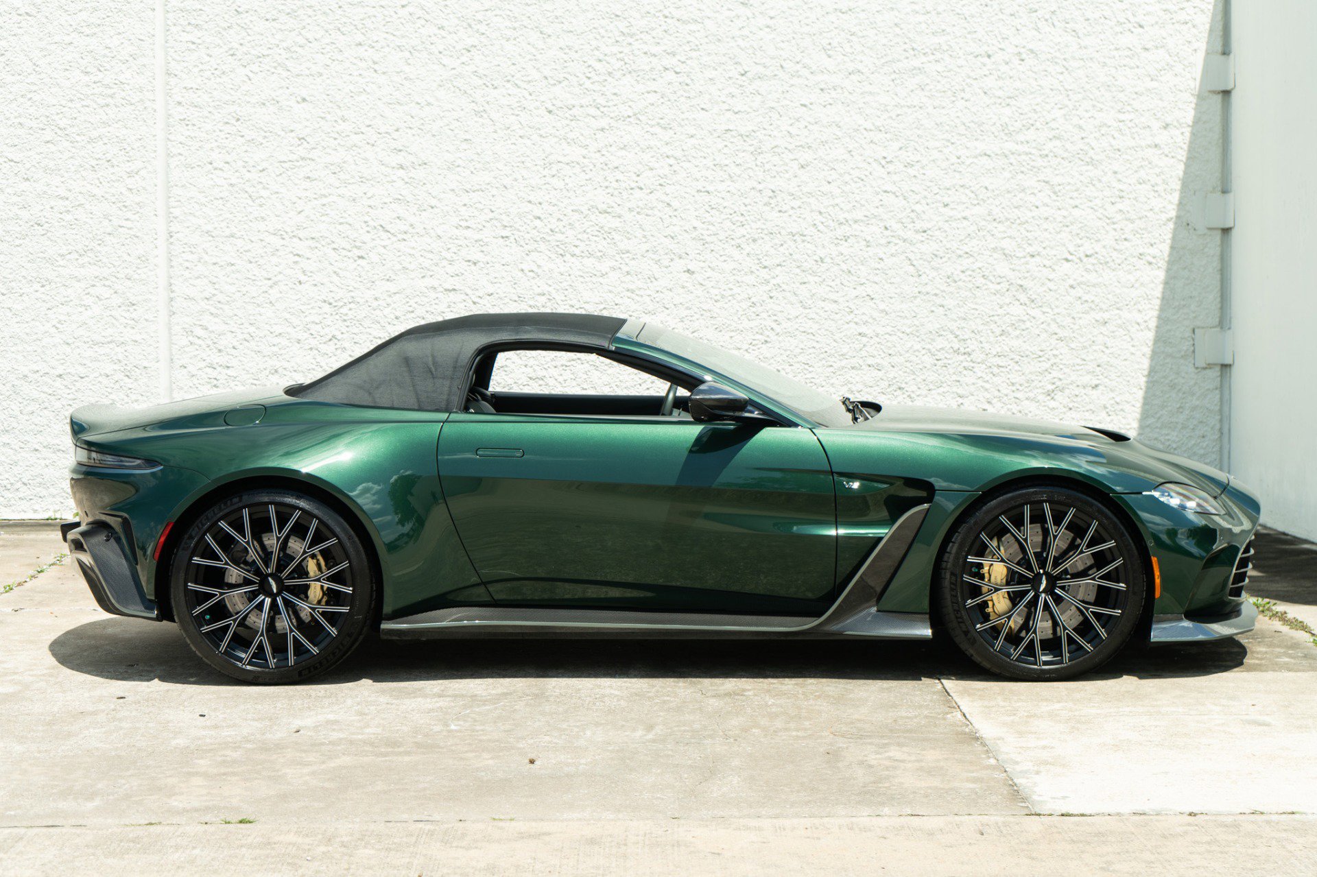 Used 2023 Aston Martin V12 Vantage Roadster RWD image 7