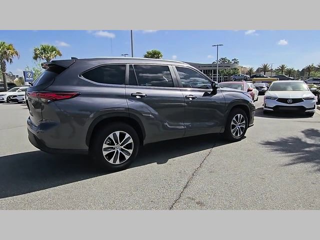 Used 2023 Toyota Highlander XLE image 29
