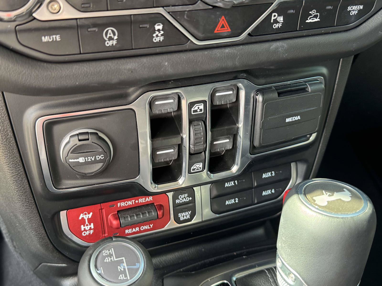 Used 2024 Jeep Wrangler Unlimited Rubicon w/ Technology Group AWD/4WD image 16