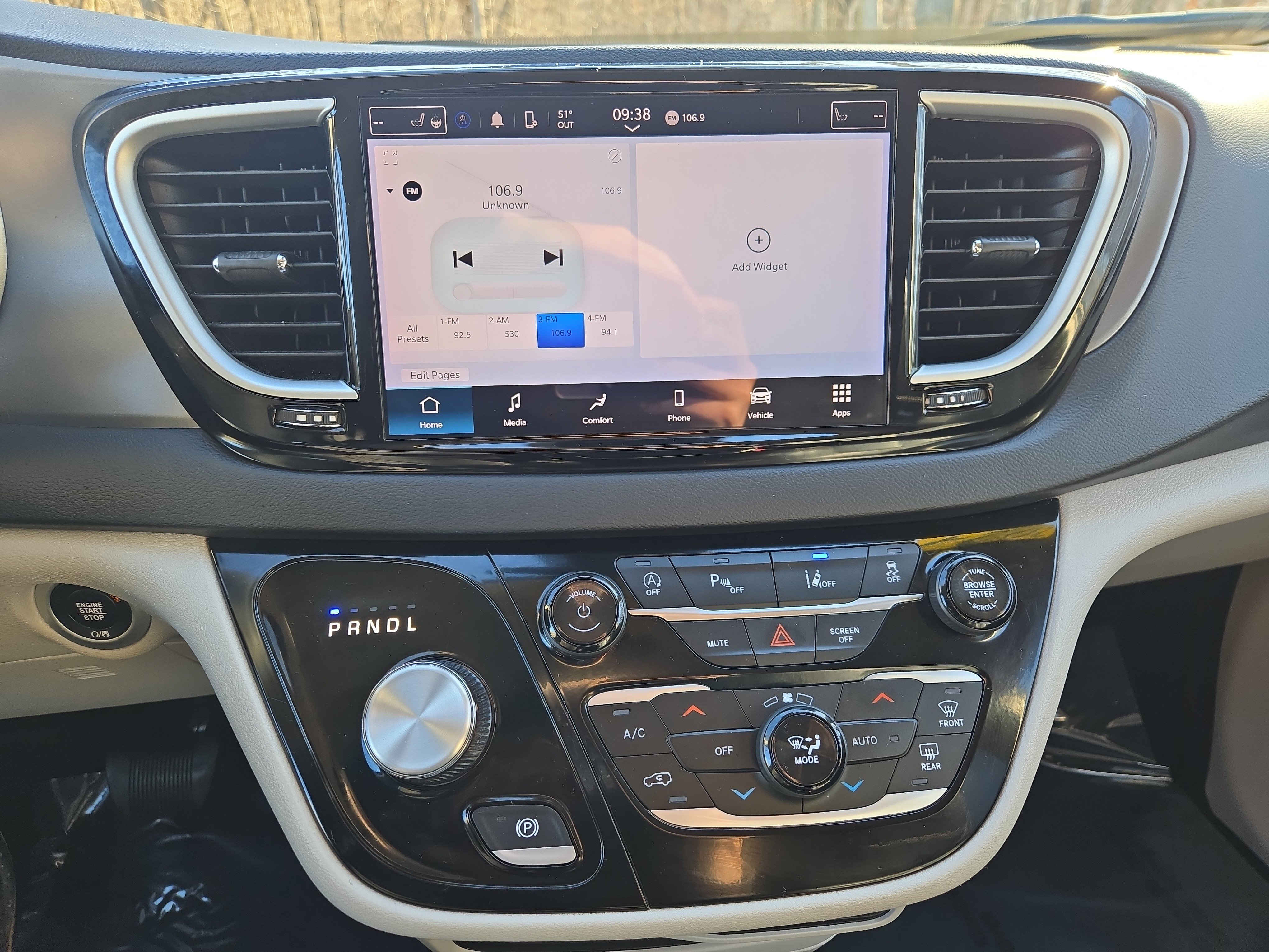 Used 2024 Chrysler Pacifica Touring-L image 19