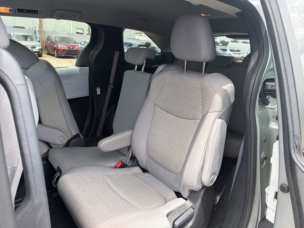 Used 2025 Toyota Sienna LE FWD image 3