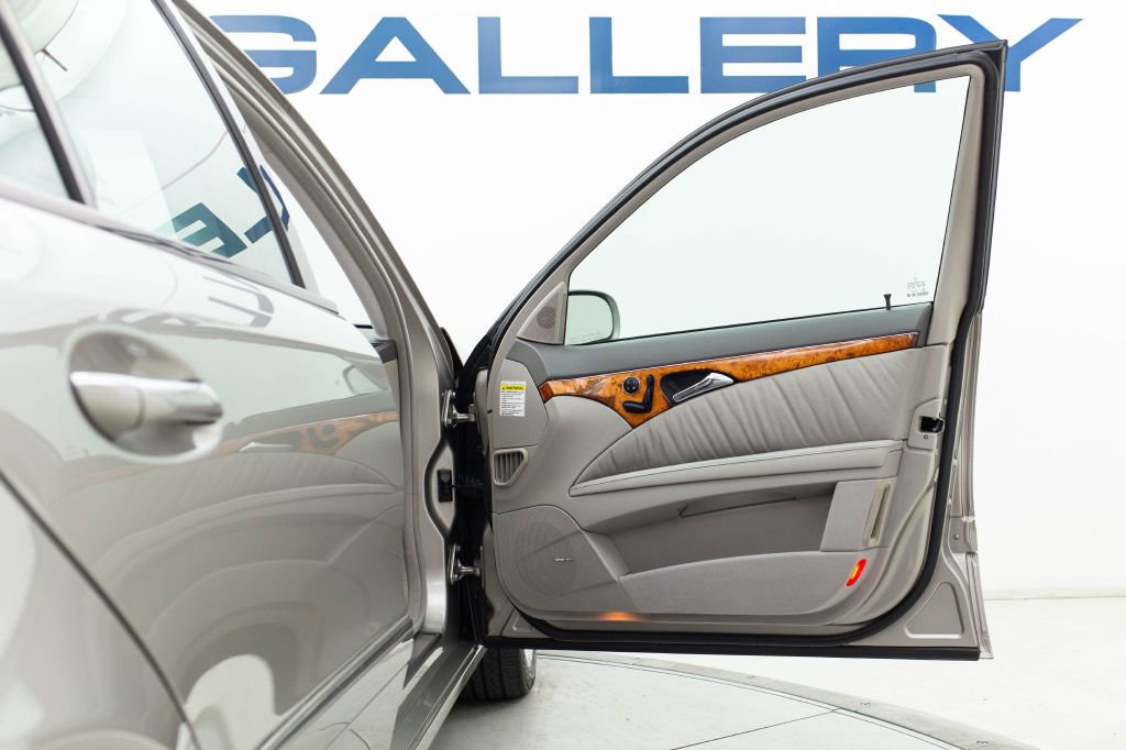Used 2005 Mercedes-Benz E 500 Sedan w/ Lighting Pkg image 24