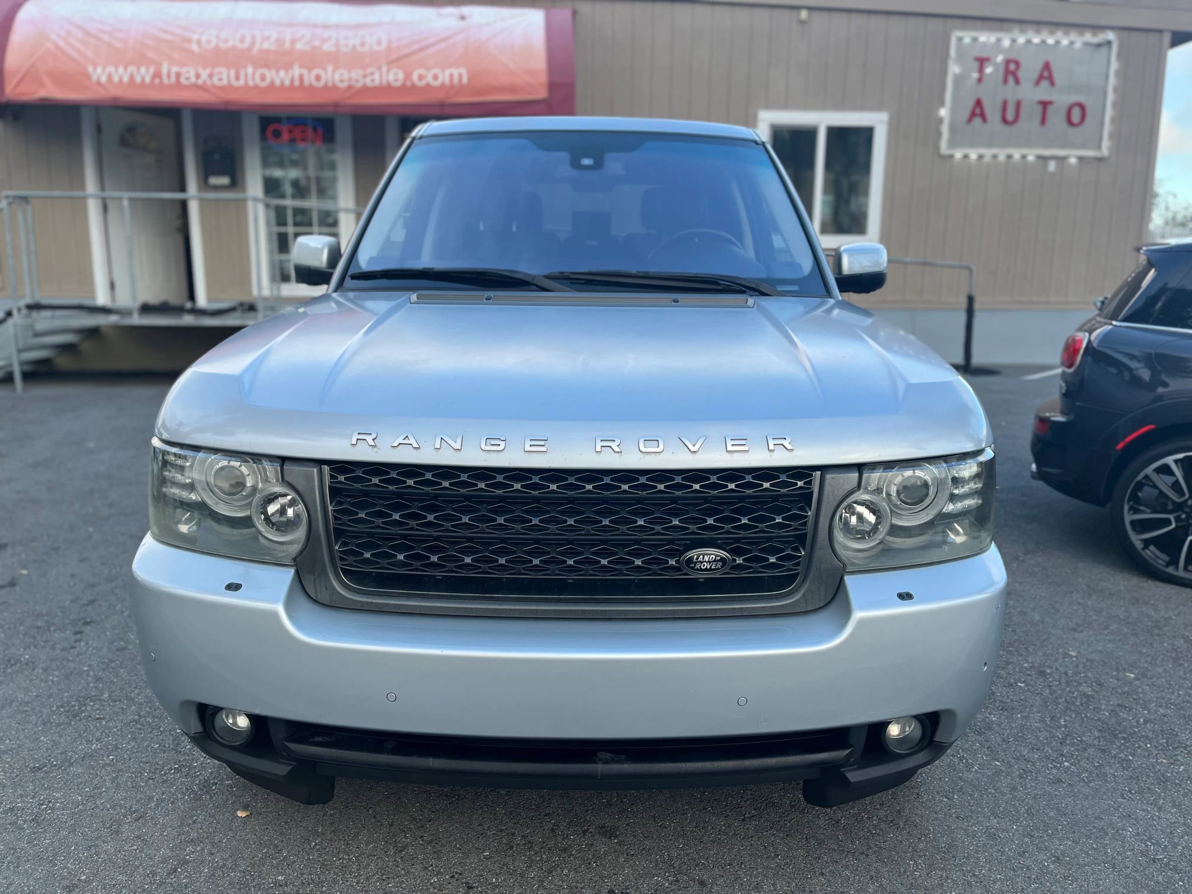 Used 2011 Land Rover Range Rover HSE AWD/4WD image 2