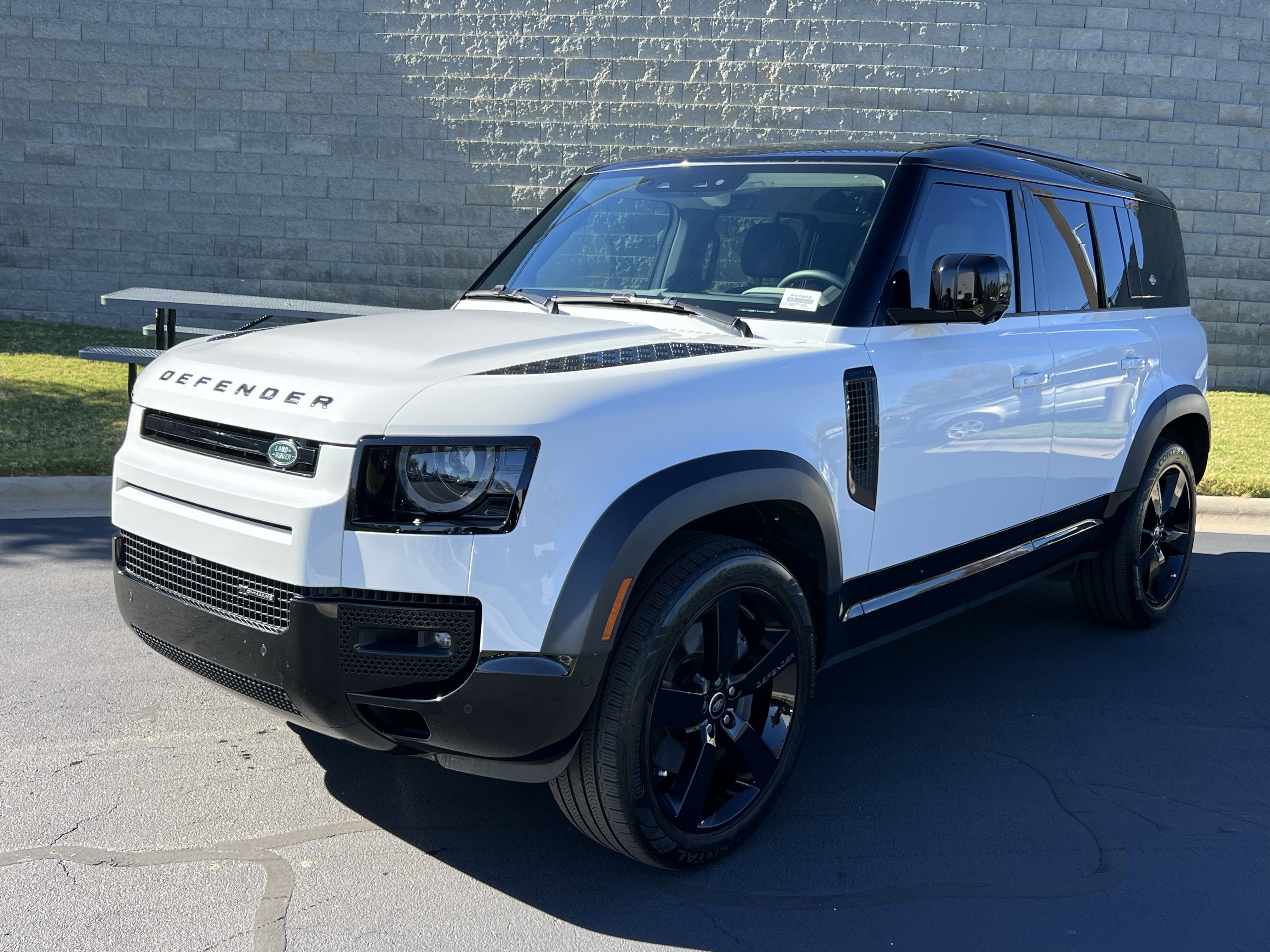 Used 2023 Land Rover Defender 110 X-Dynamic SE image 2