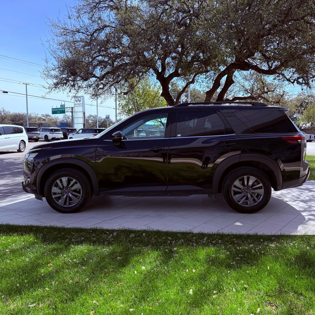 Used 2025 Nissan Pathfinder SV image 9