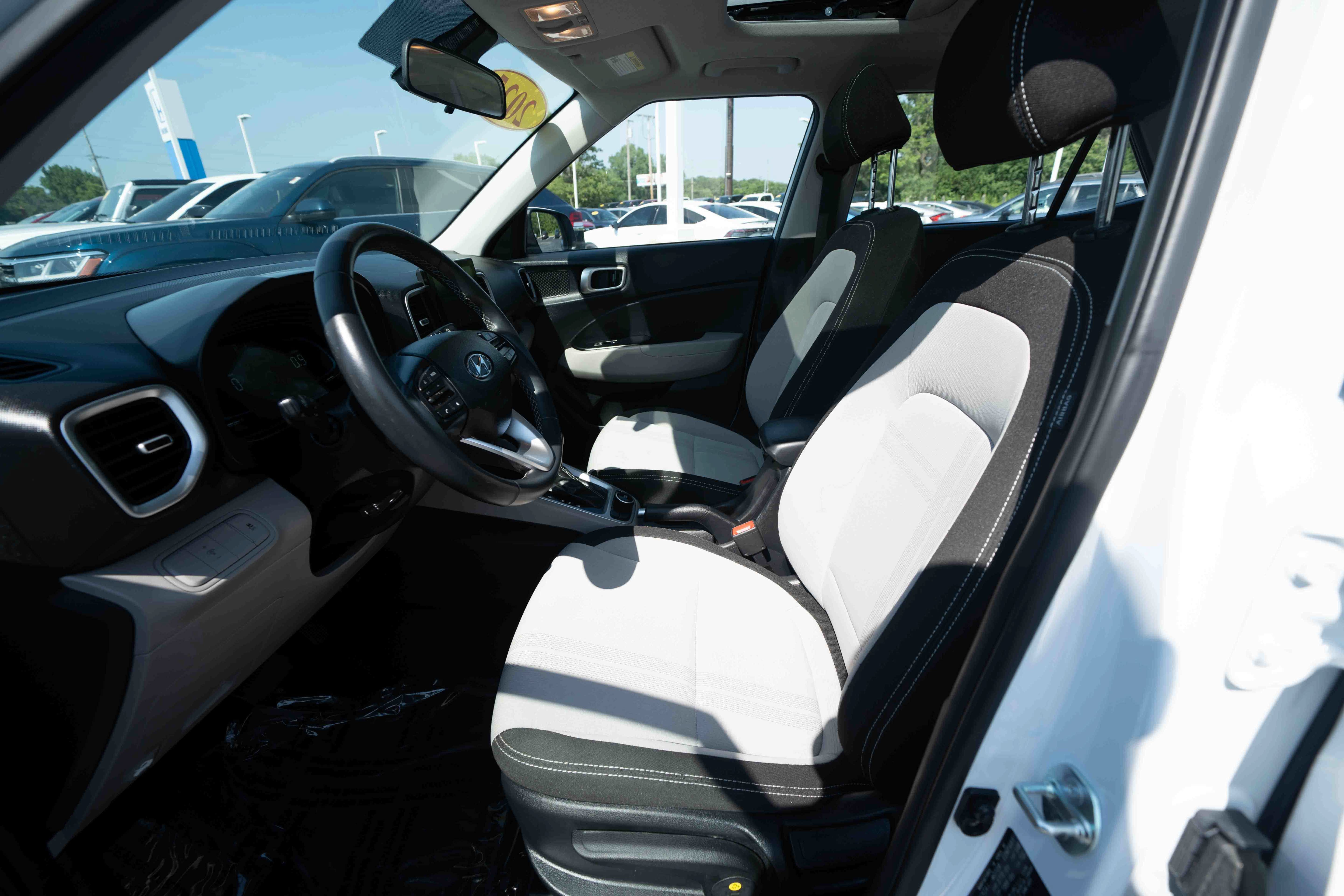 Used 2025 Hyundai Venue SEL FWD image 9