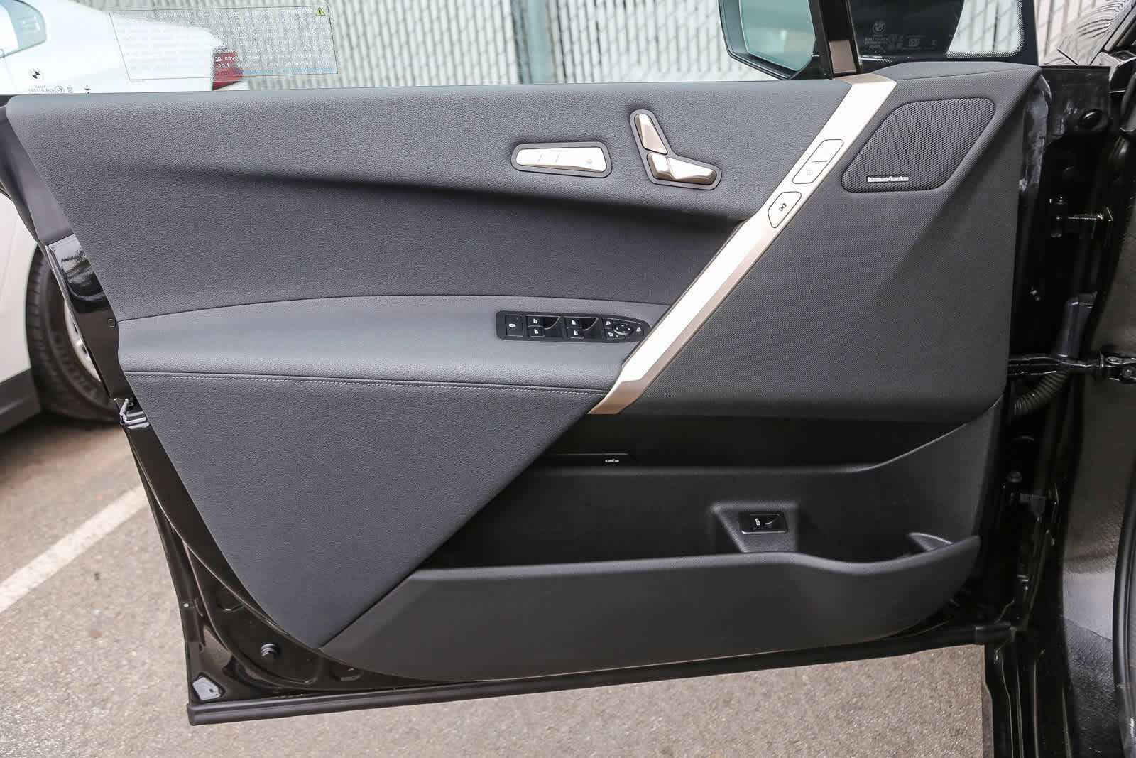 Used 2025 BMW iX xDrive50 w/ Premium Package image 17