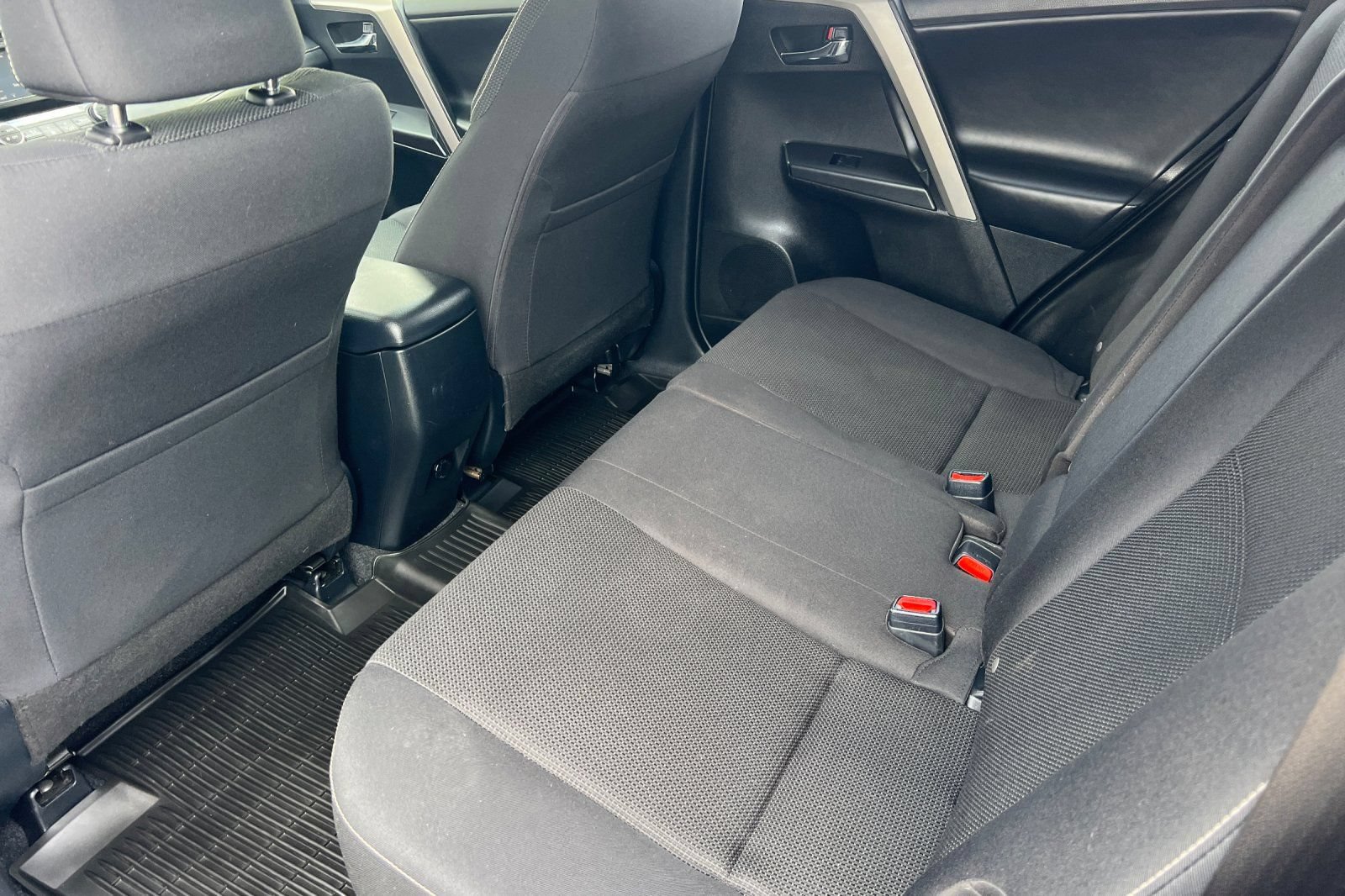 Used 2018 Toyota RAV4 XLE AWD/4WD image 9