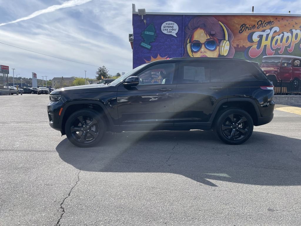 Certified 2023 Jeep Grand Cherokee Altitude AWD/4WD image 2