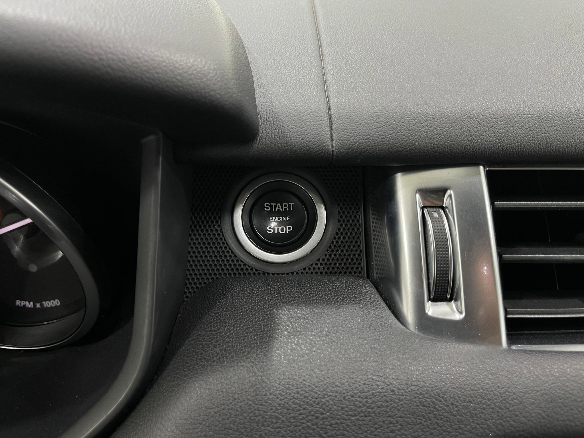 Used 2017 Land Rover Range Rover Sport HSE image 21