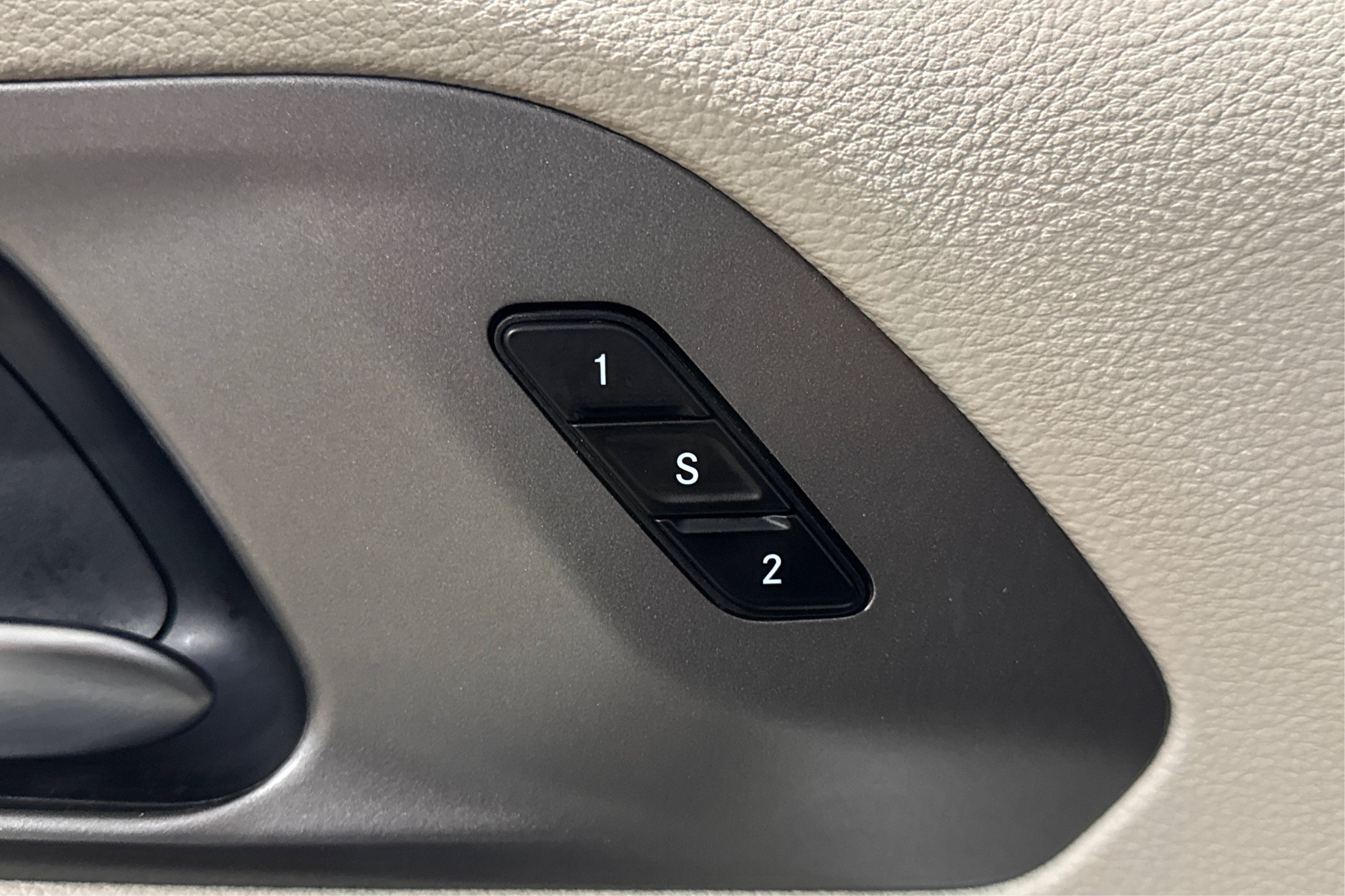 Used 2024 Chrysler Pacifica Touring-L FWD image 16