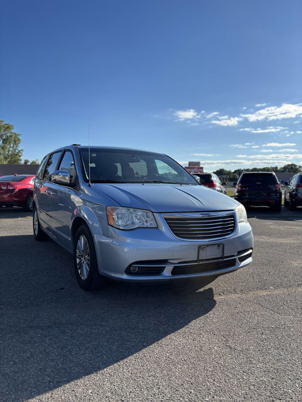 Used 2013 Chrysler Town & Country Touring-L w/ Driver Convenience Group image 3