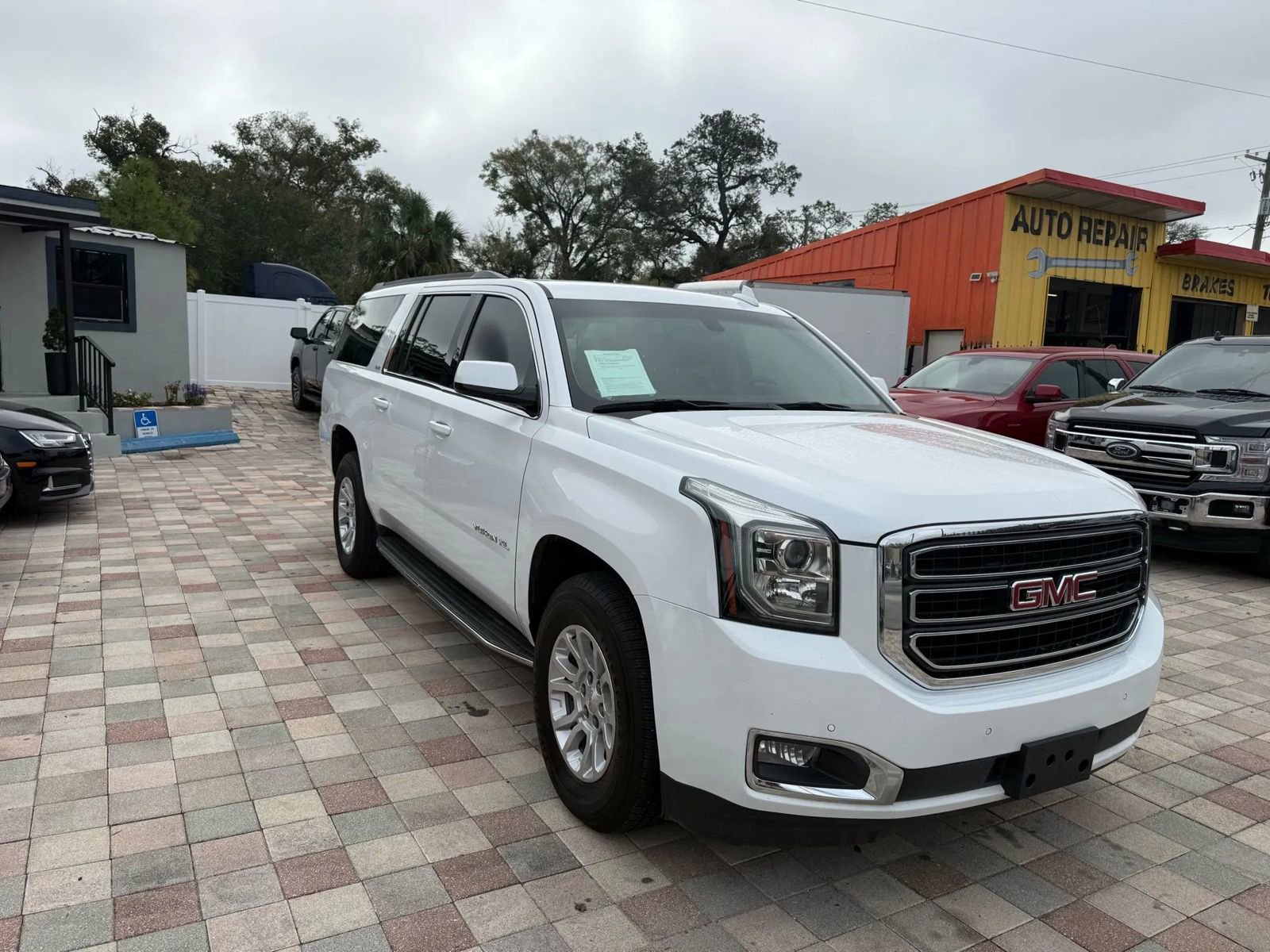 Used 2020 GMC Yukon XL SLE w/ HD Trailering Package image 1