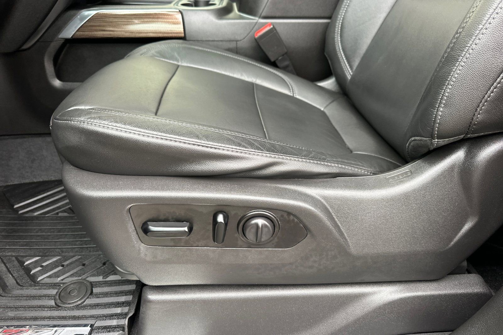 Used 2020 Chevrolet Silverado 1500 LT Trail Boss w/ Midnight Edition AWD/4WD image 13