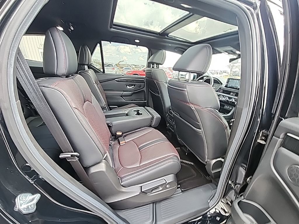 Certified 2025 Honda Pilot Black Edition image 32