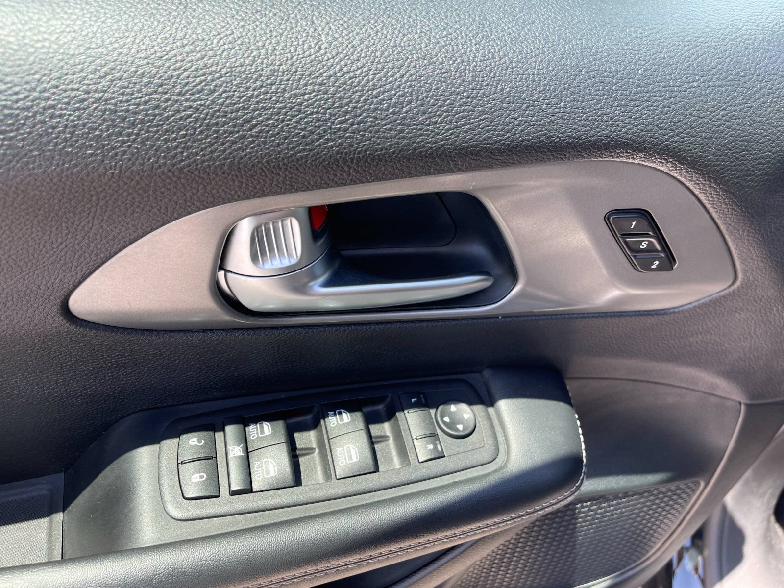 Used 2025 Chrysler Pacifica Select FWD image 13
