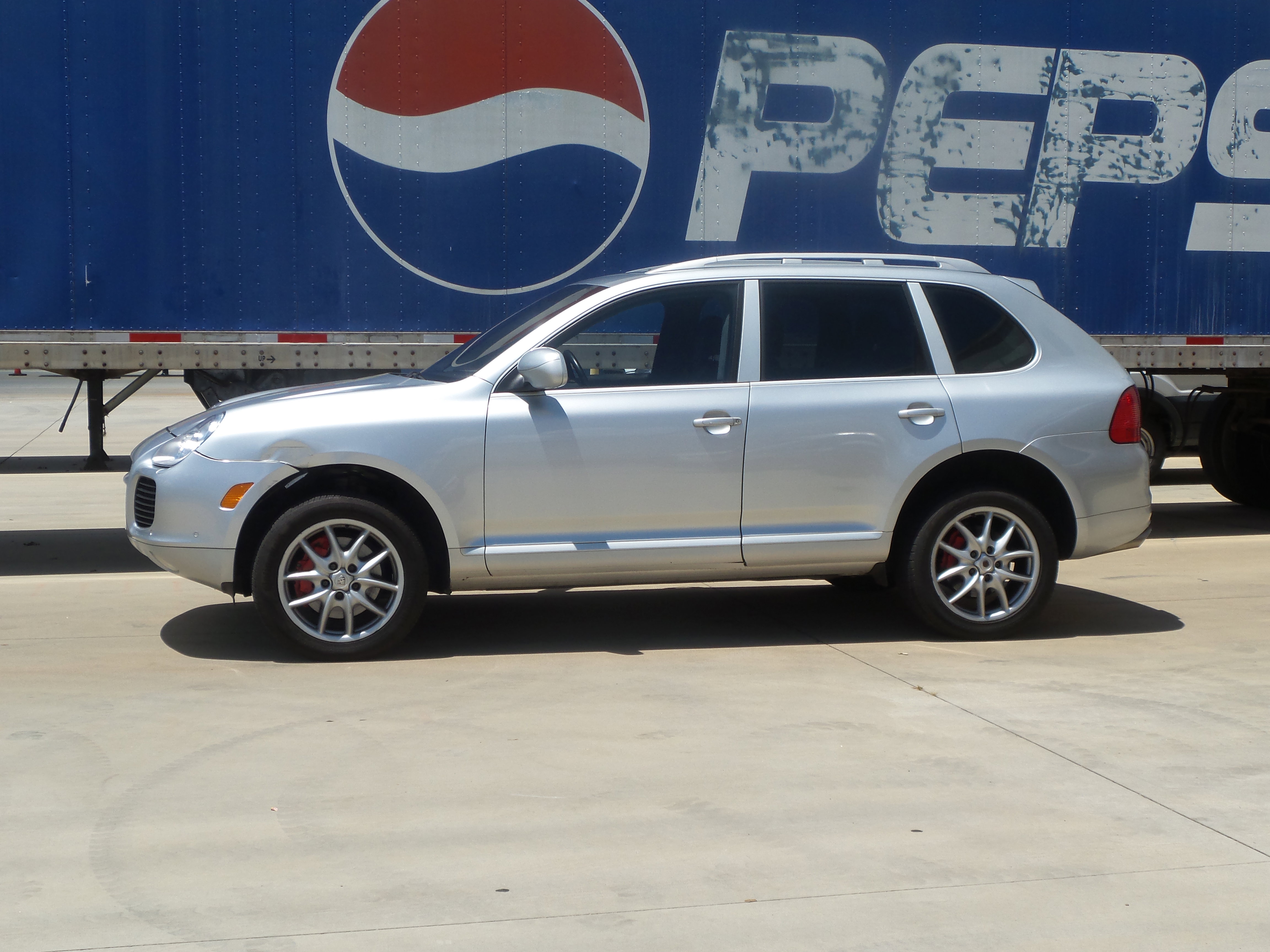 Used 2004 Porsche Cayenne Turbo image 2