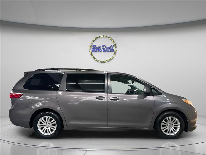 Used 2017 Toyota Sienna XLE w/ XLE Navigation Package FWD image 6