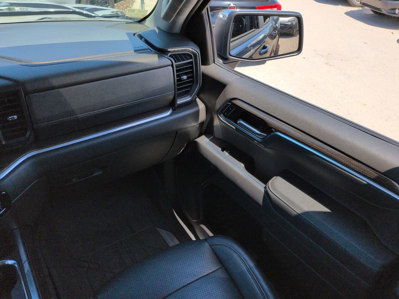 Used 2022 Chevrolet Silverado 1500 LT AWD/4WD image 17