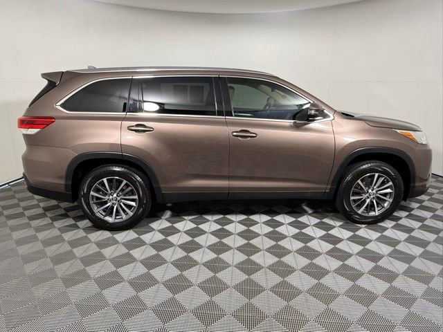 Used 2019 Toyota Highlander XLE FWD image 7