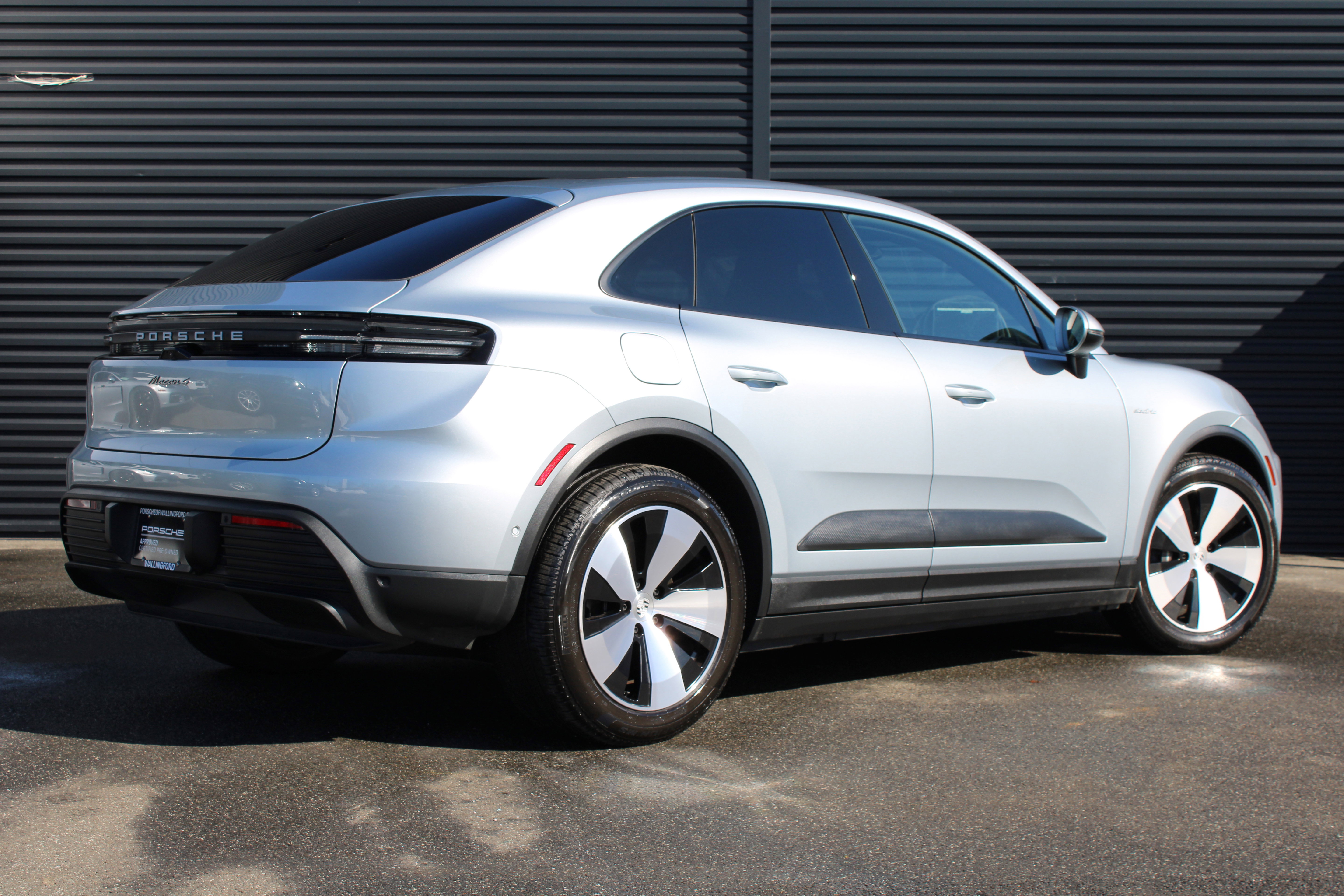 Certified 2024 Porsche Macan 4 Electric image 8