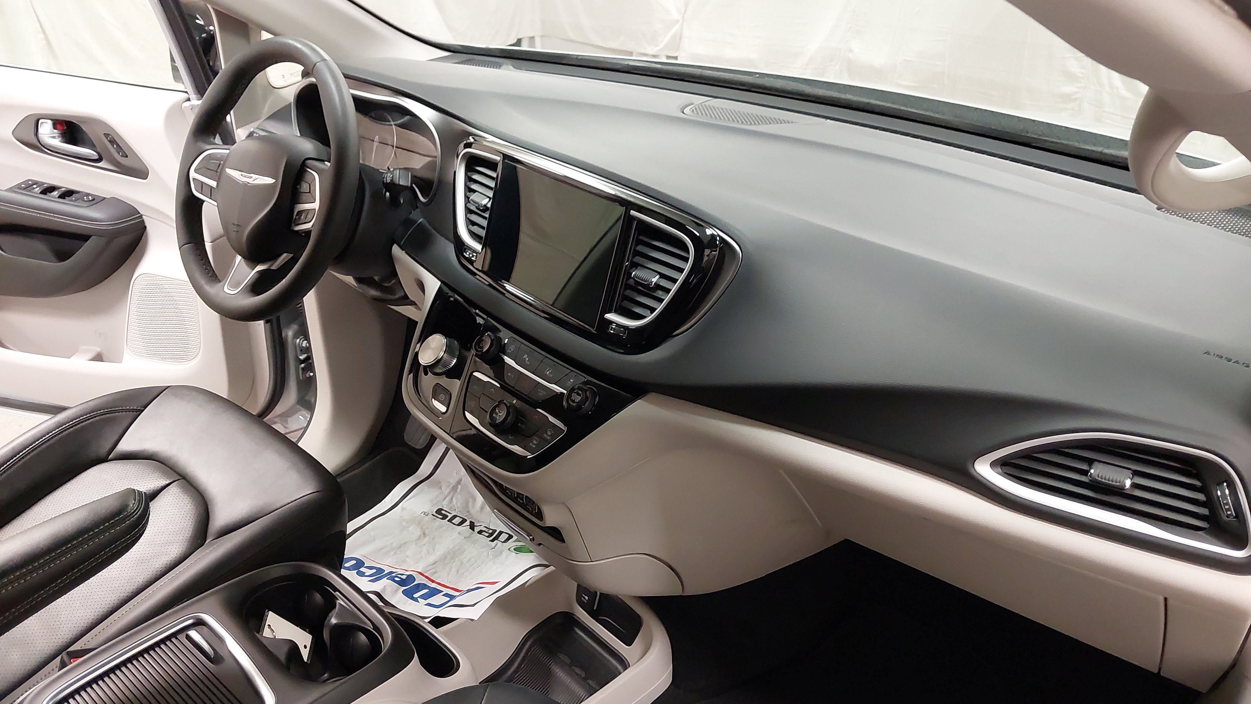 Used 2024 Chrysler Pacifica Touring-L FWD image 29