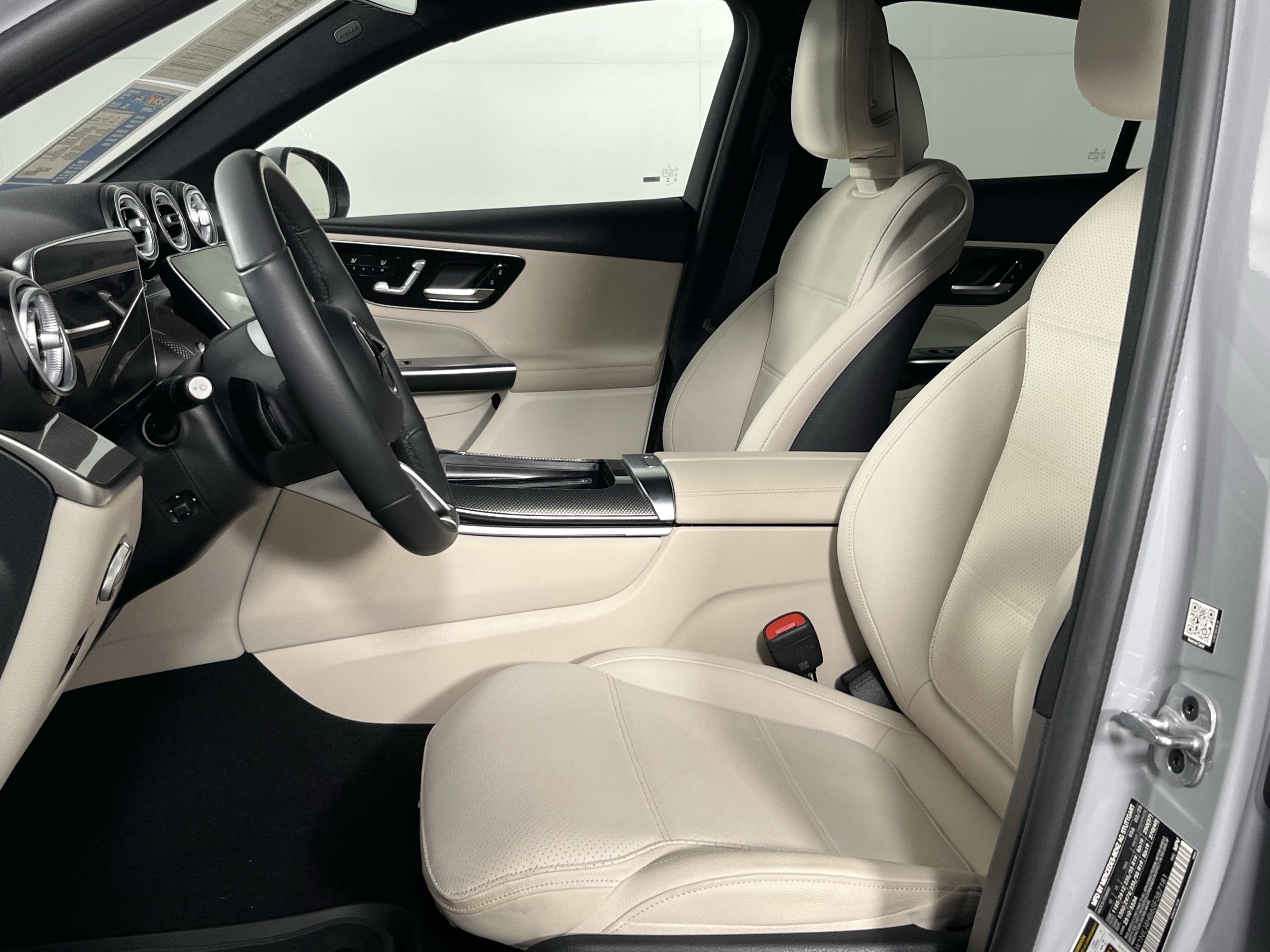 Used 2025 Mercedes-Benz GLC 300 4MATIC image 10