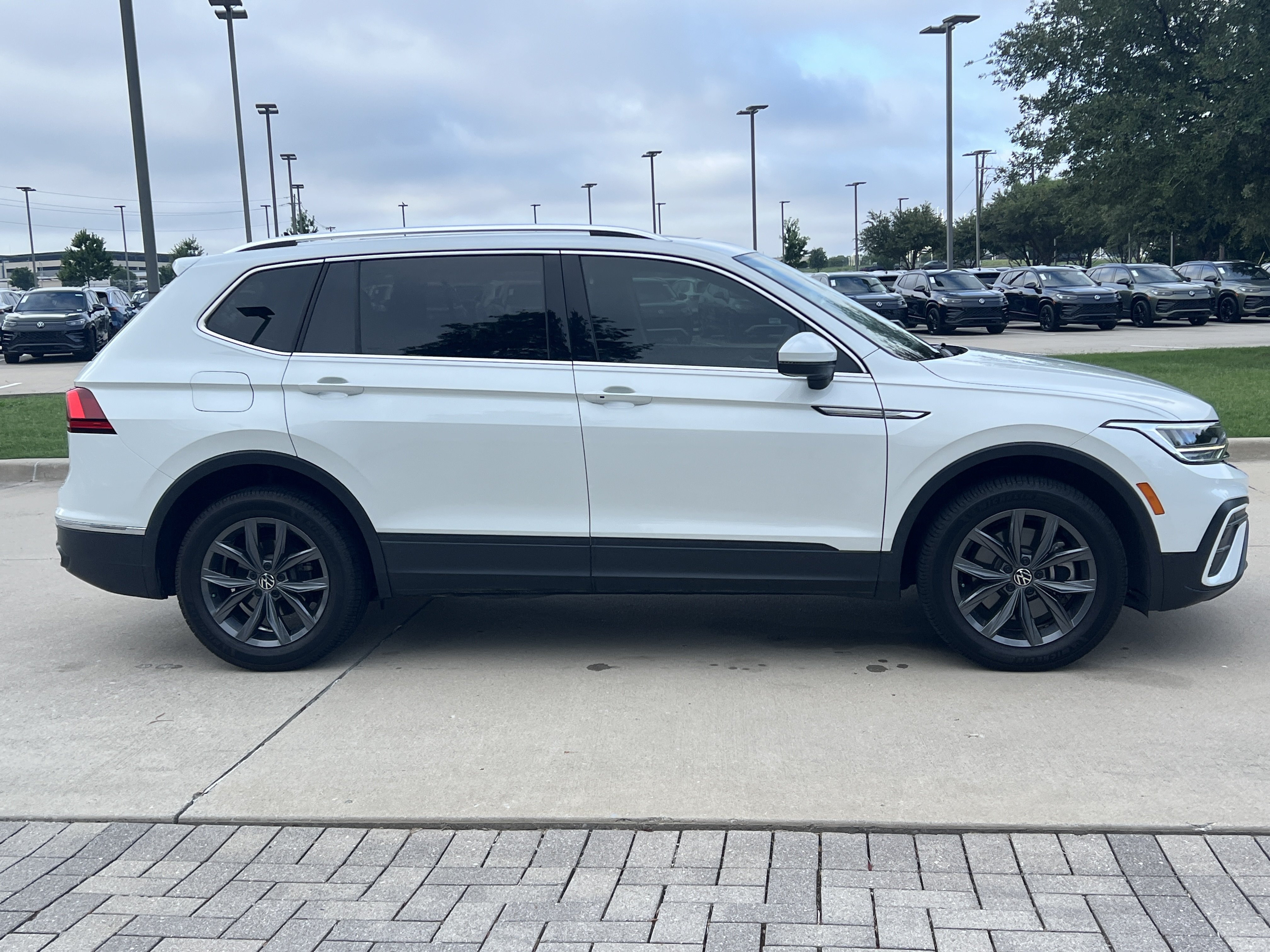 Certified 2023 Volkswagen Tiguan SE w/ Panoramic Sunroof Package FWD image 11