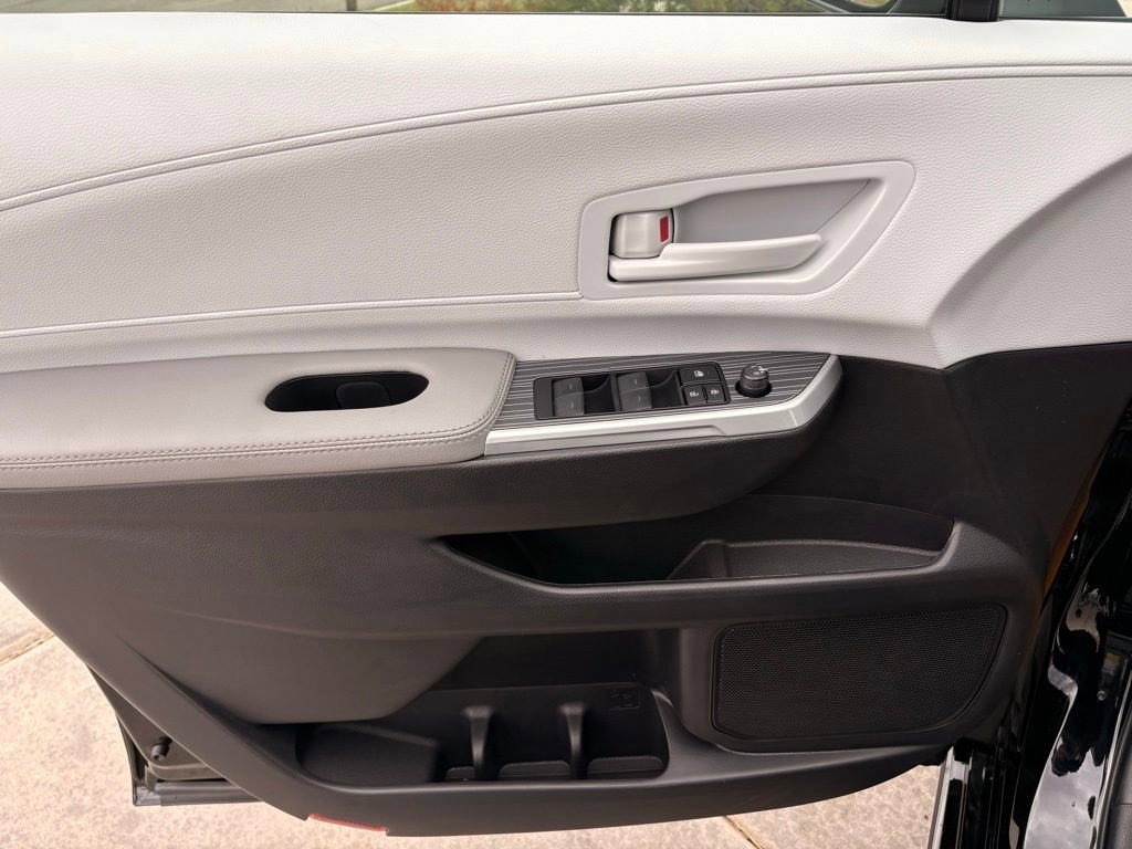 Used 2026 Toyota Sienna LE AWD/4WD image 9