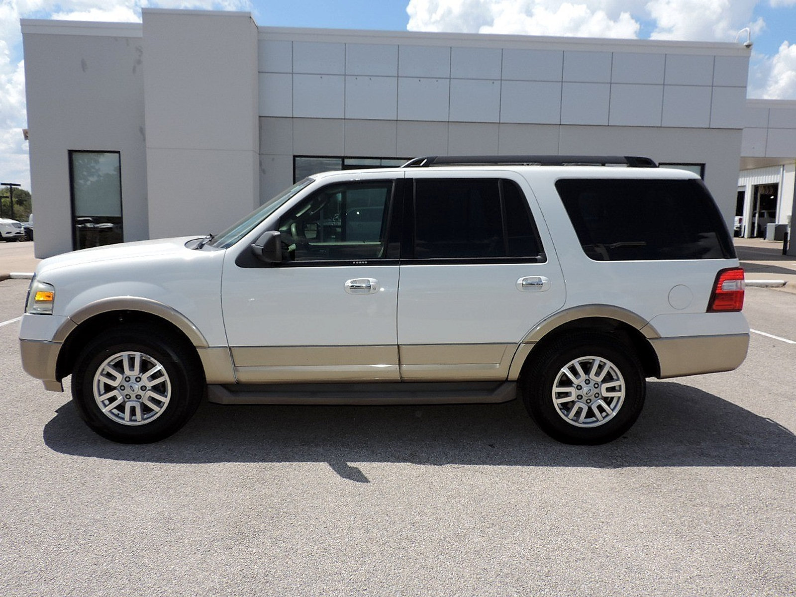 Used 2014 Ford Expedition XLT w/ Equipment Group 201A RWD image 8