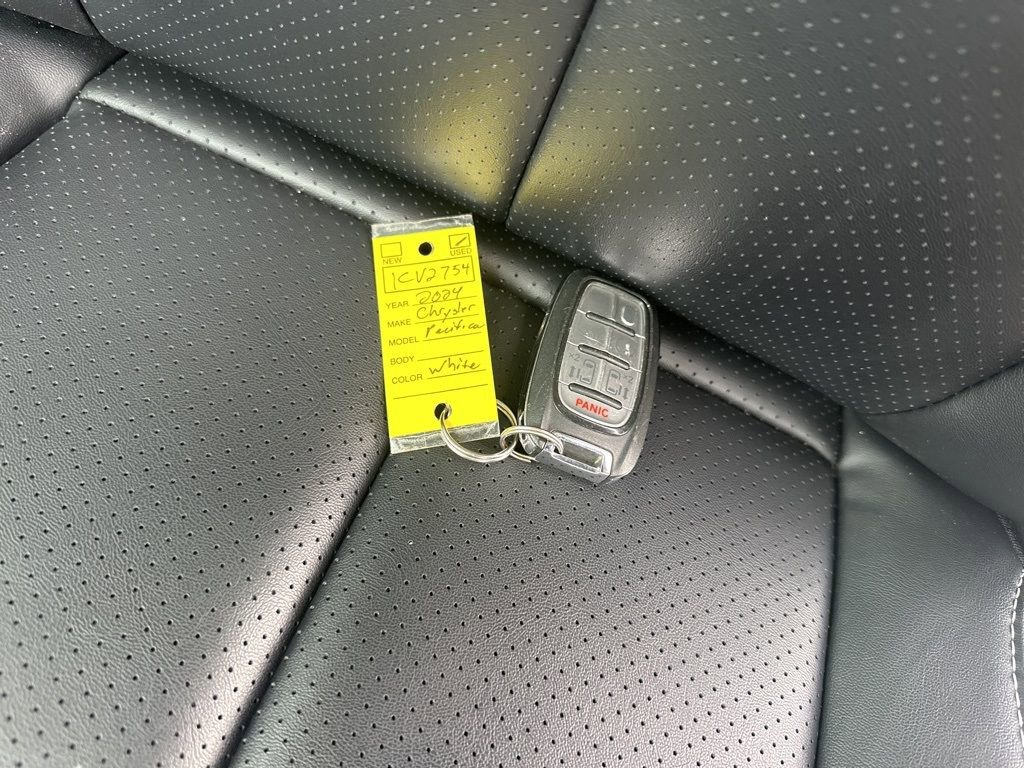 Used 2024 Chrysler Pacifica Touring-L image 34