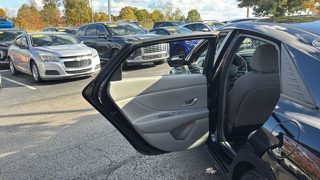 Used 2022 Hyundai Elantra Blue image 28