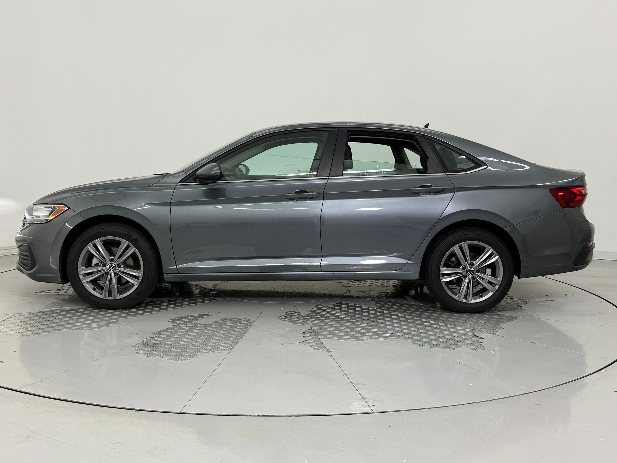 Used 2024 Volkswagen Jetta SE image 2