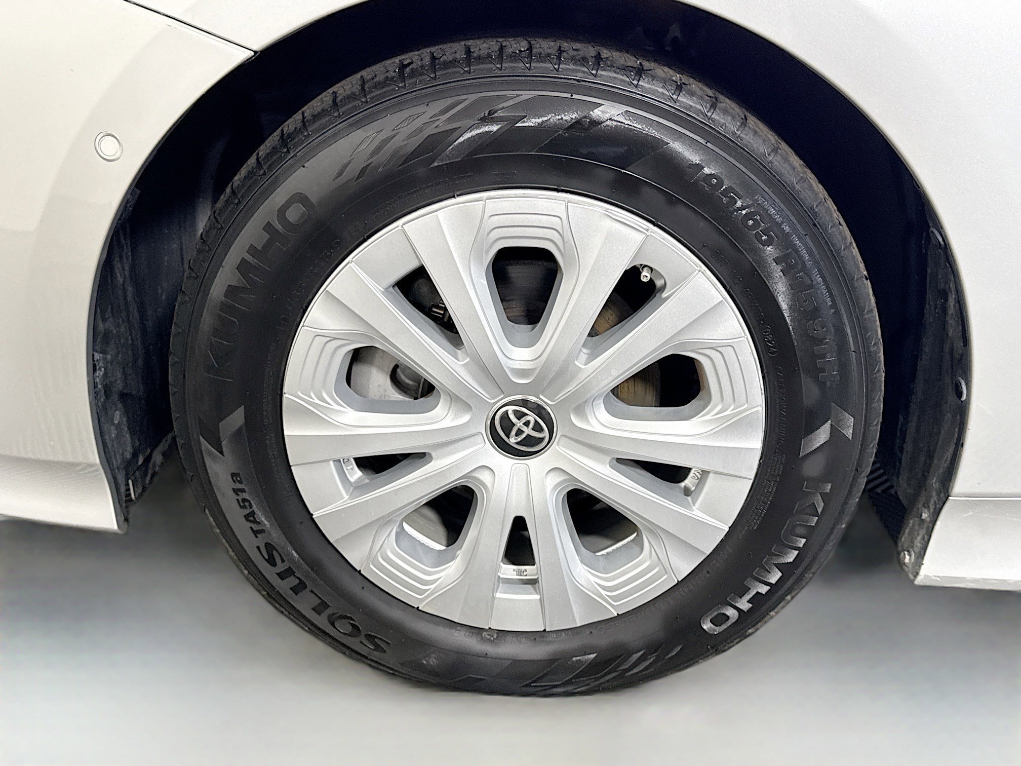 Used 2021 Toyota Prius LE FWD image 38
