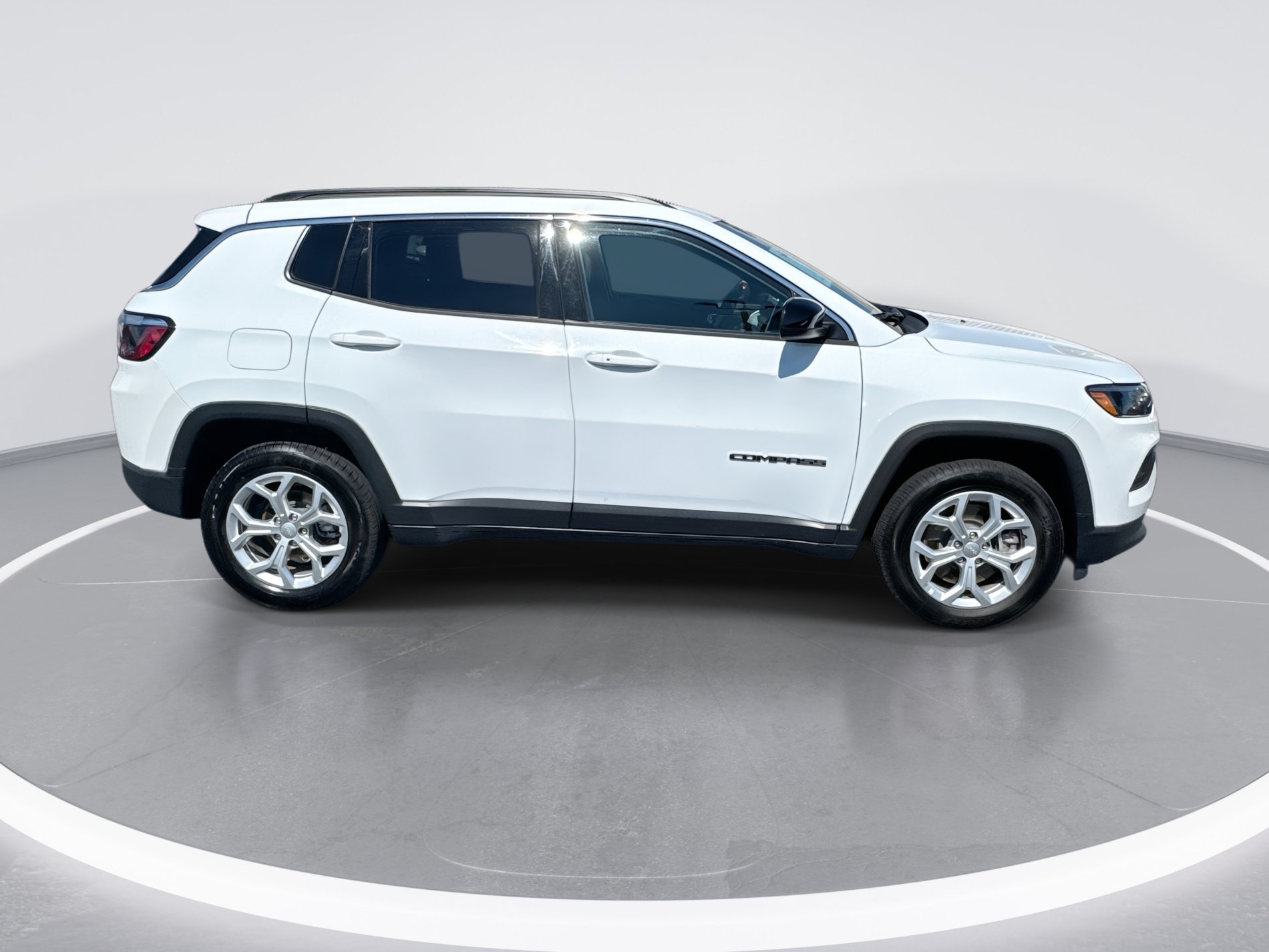 Used 2024 Jeep Compass Latitude AWD/4WD image 3