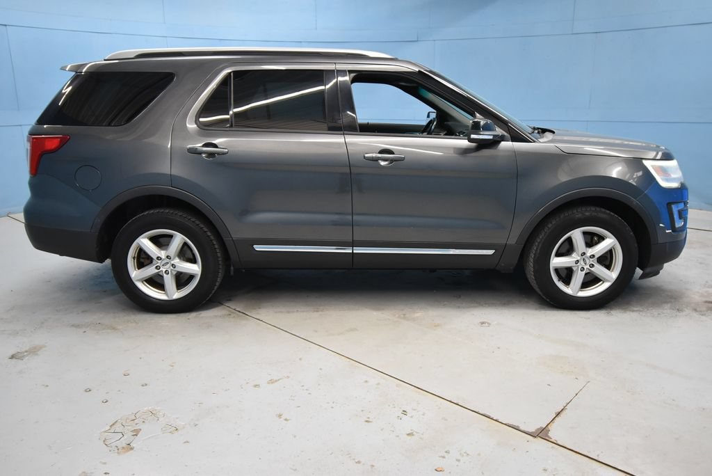 Used 2017 Ford Explorer XLT AWD/4WD image 37