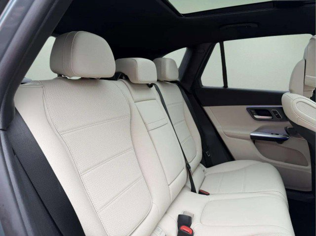 Used 2025 Mercedes-Benz GLC 300 4MATIC image 24