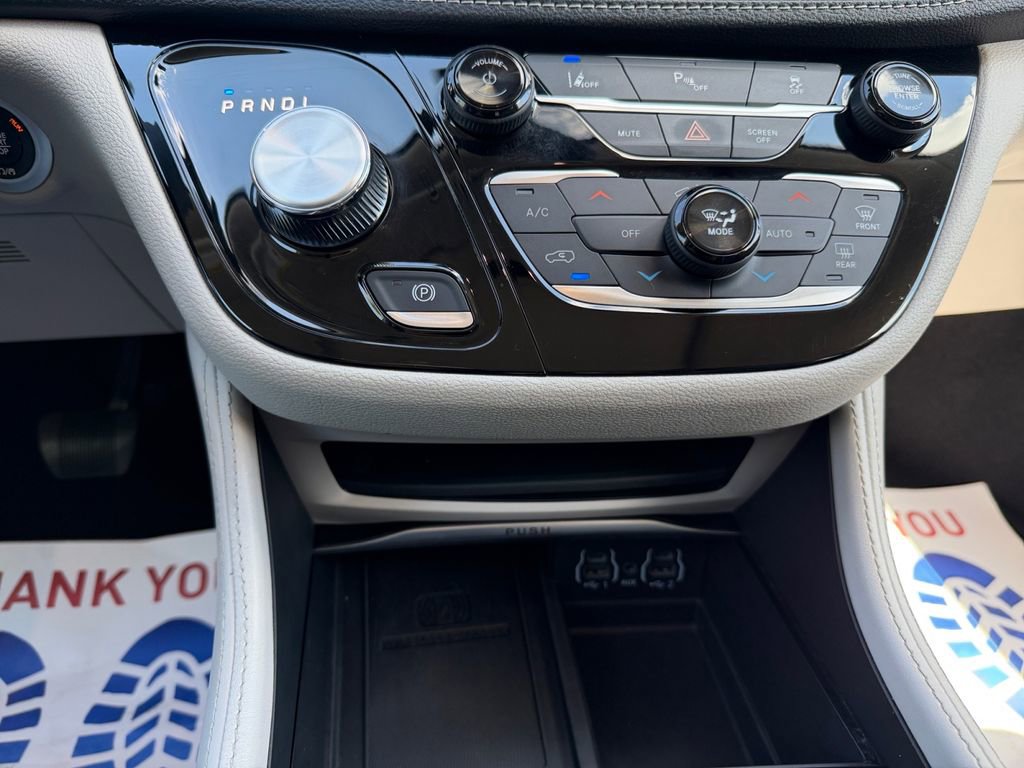 Used 2023 Chrysler Pacifica Limited image 19