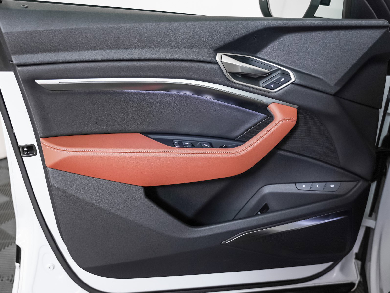 Used 2024 Audi Q8 e-tron Premium Plus image 23