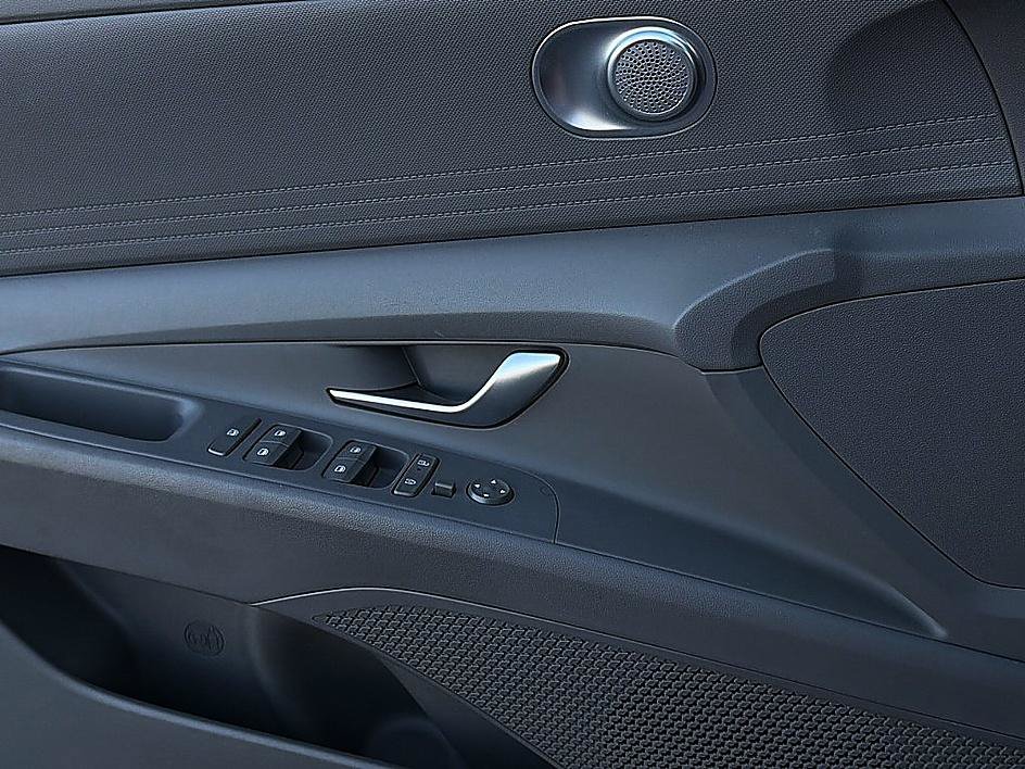 Certified 2024 Hyundai Elantra SE FWD image 21